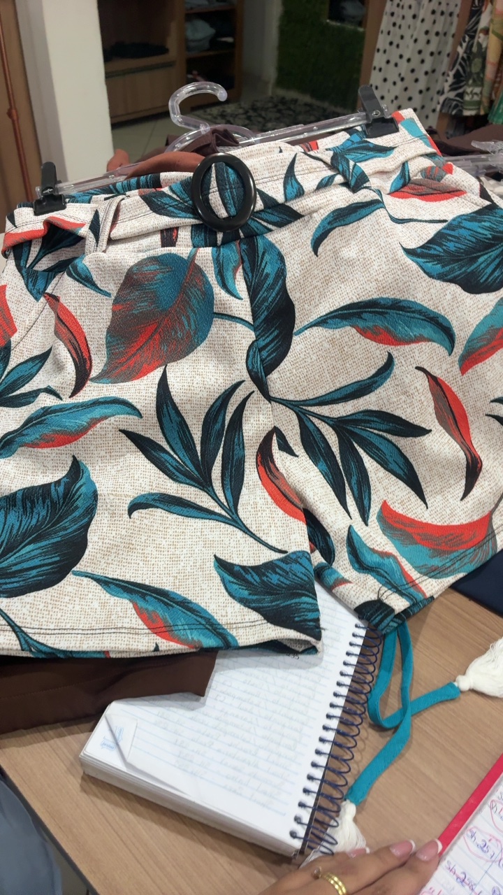Shorts estampado com cinto