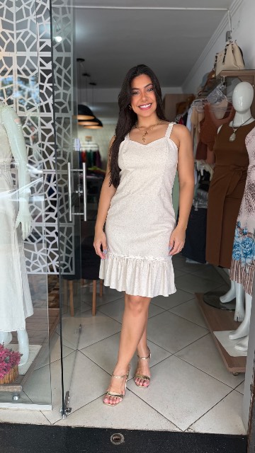 Vestido curto no linho alça e guipir no babado