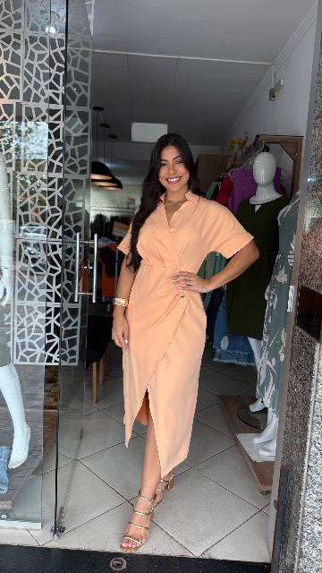 Vestido mídi alfaiataria três botes na saia drapeada, gola camisa