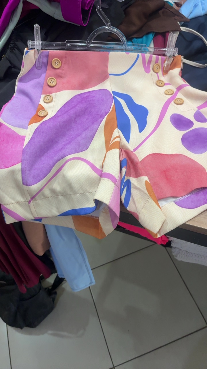 Short estampado com botões