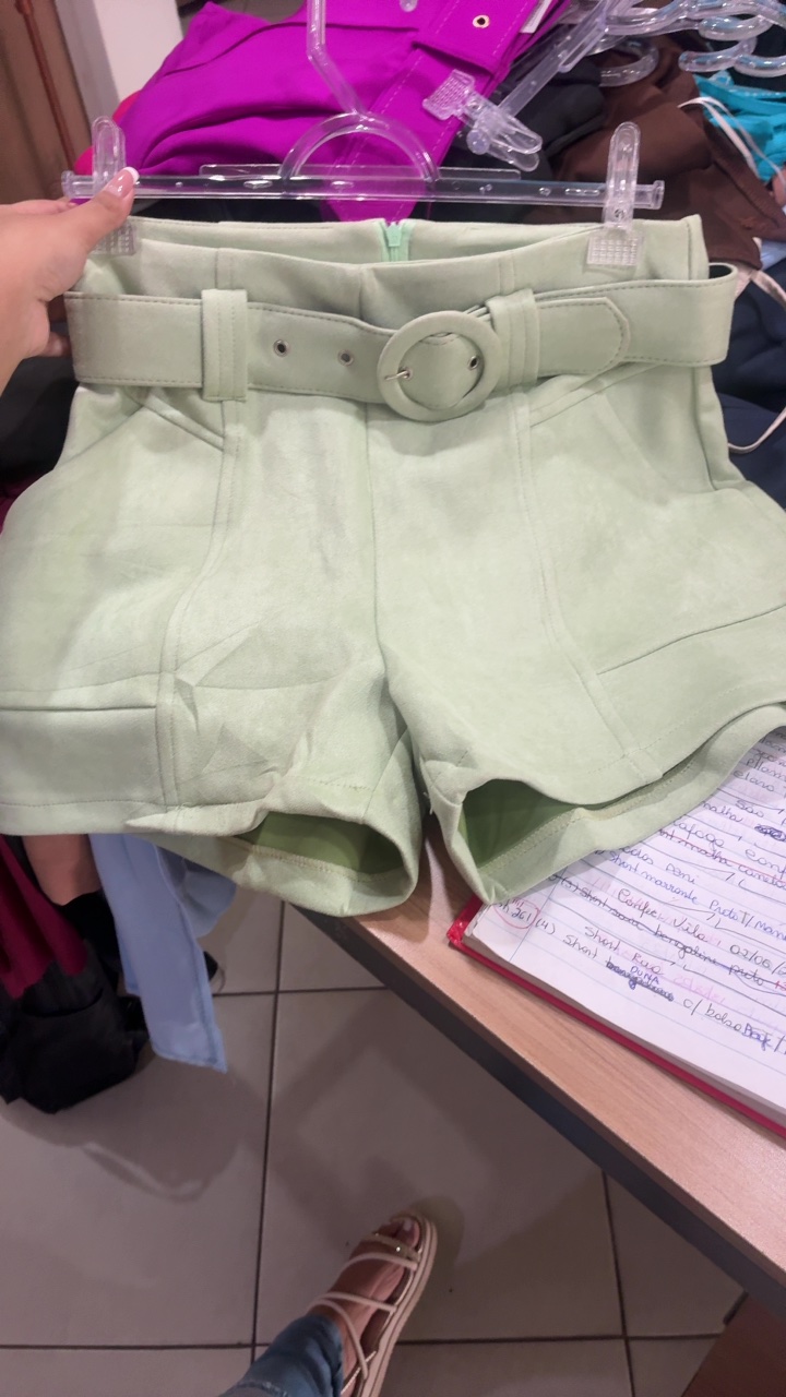 Short Sued com cinto