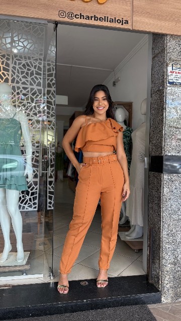 Conjunto alfaiataria calça e Crooped 1 alça fina outra babado