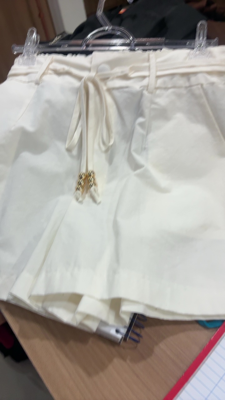 Shorts linho cinto c/ 3 bolinhas douradas