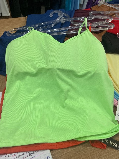 Camiseta com bojo alça fina