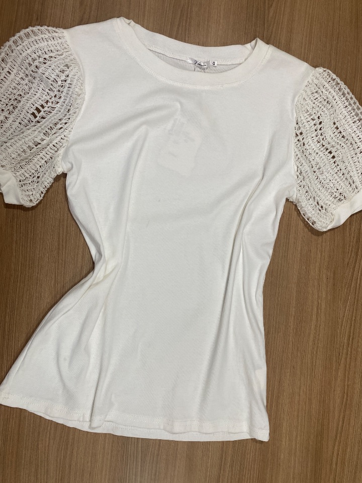Blusa c/ detalhe no ombro crochê