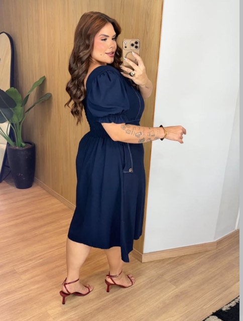 Vestido curto plus pespontado com manga curta