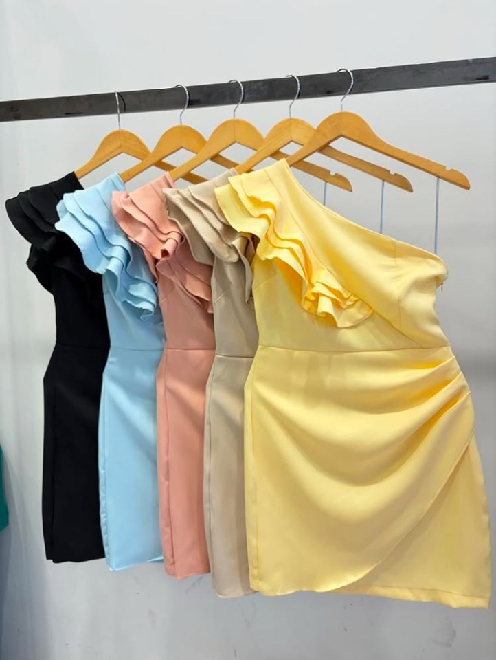 Vestido curto uma alça babado