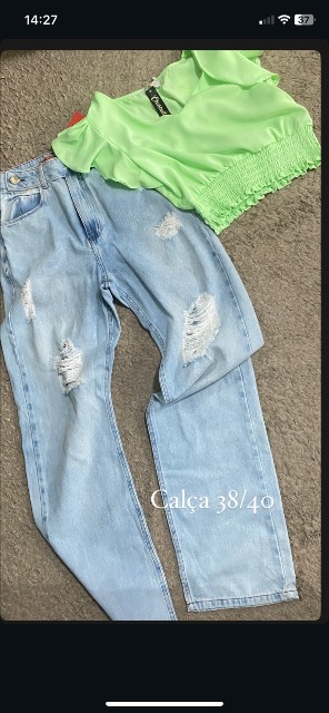 Calça jeans claro rasgada
