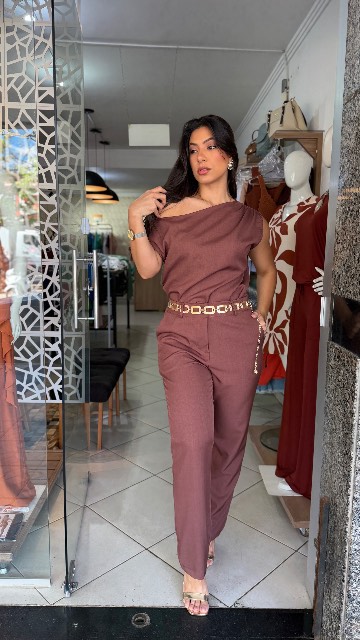 Conjunto calça e blusa manga caída em um ombro