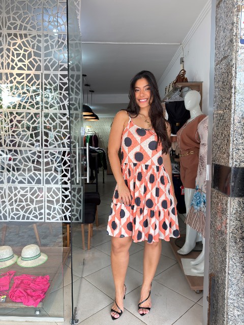Vestido curto malha estampa laranja com bolas preta alça fina