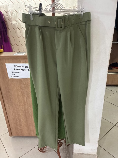 Calça alfaiataria com cinto