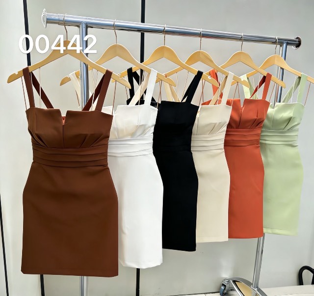 Vestido curto alça larga detalhe peito