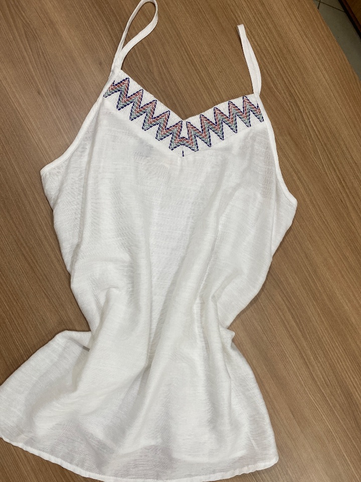 Camiseta c/ bordado na gola