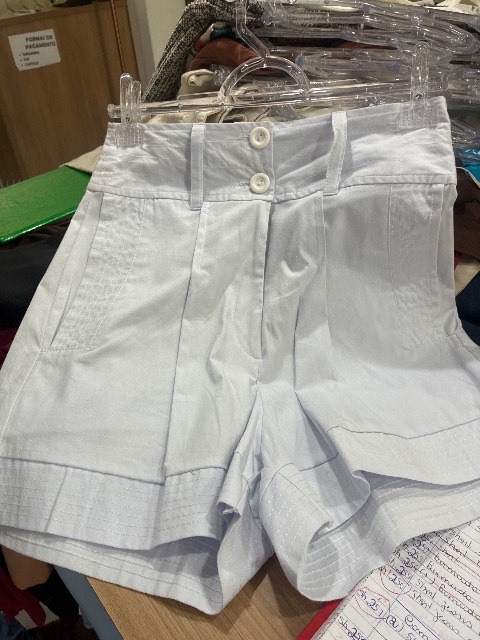 Short branco dois botões