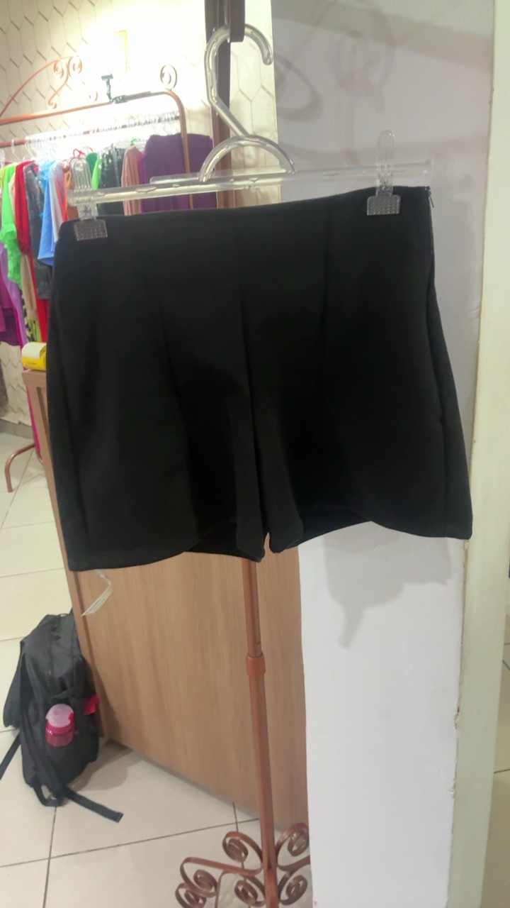 Short preto sued